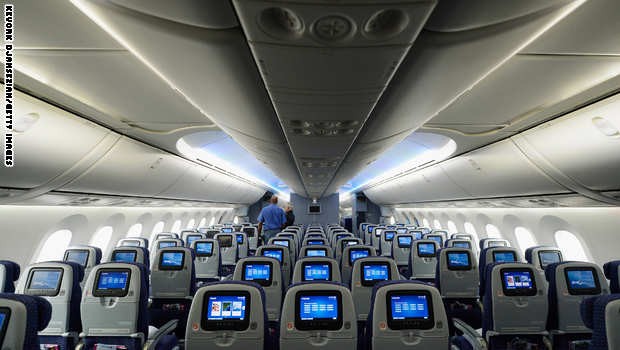 United Airlines Highlights A 787 Dreamliner