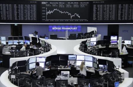متعاملون أثناء التداول في بورصة فرانكفورت للأوراق المالية يوم الجمعة. تصوير رويترز.