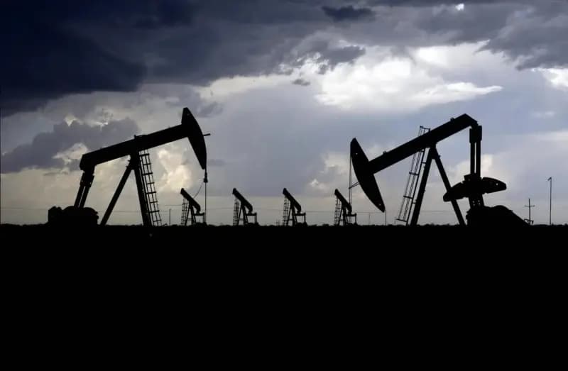 Oil falls and heads towards weekly gains of 12%