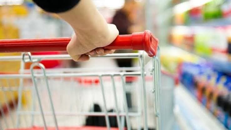 مبيعات التجزئة البريطانية تفوق التوقعات خلال يونيو