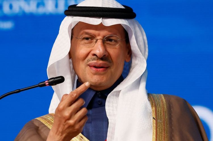وزير الطاقة السعودي الأمير عبد العزي بن سلمان لدى حضوره جلسة في منتدى للطاقة بموسكو يوم الخميس. تصوير: ماكسيم شيميتوف - رويترز