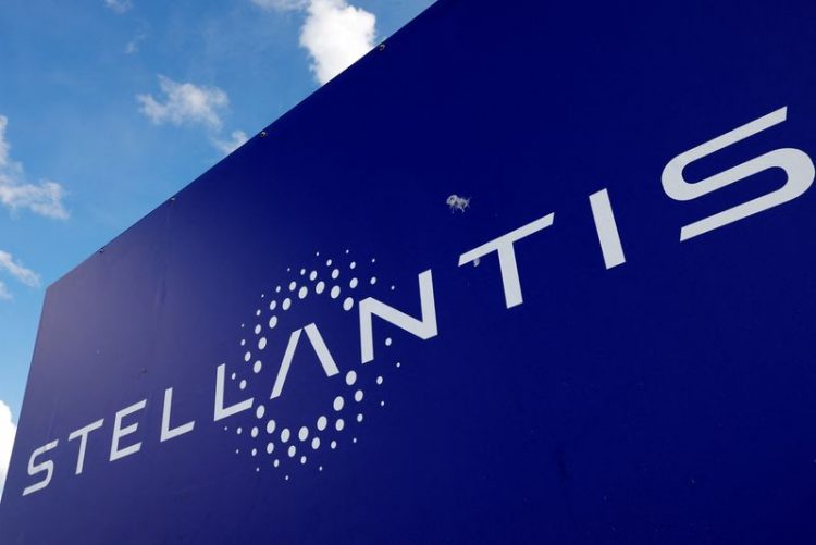 صورة لشعار شركة ستلانتيس عند مدخل مصنع الشركة في فرنسا. صورة من أرشيف رويترز