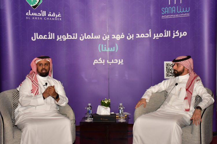 مدير الحوار الملحم مستمعا لحديث الضيف بازيد خلال الأمسية
