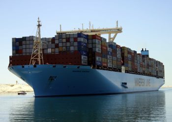 567526 Madrid maersk ثان أكبر سفينة حاويات في العالم تعبر قناة السويس تصوير محمد عوض (12)