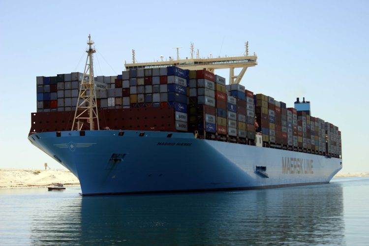 567526 Madrid maersk ثان أكبر سفينة حاويات في العالم تعبر قناة السويس تصوير محمد عوض (12)