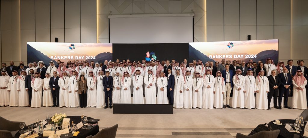 Guests attend bankers day صورة تجمع الحضور مع قادة نيوم أثناء الزيارة الميدانية في نيوم