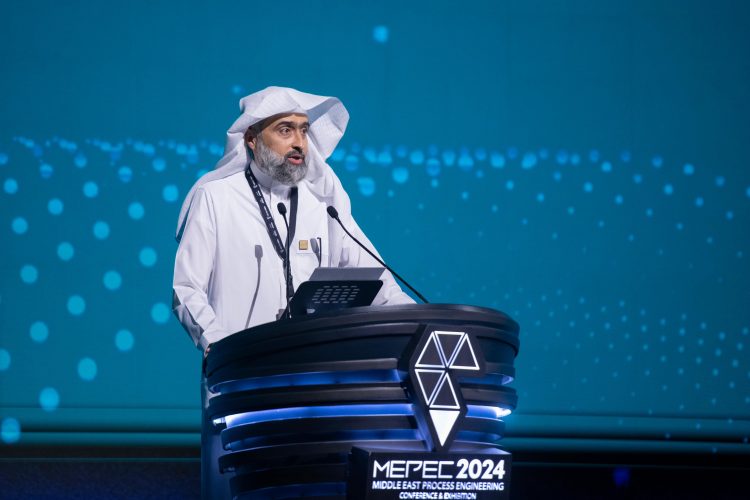 وائل الجعفري أثناء إلقاء كلمته في المؤتمر