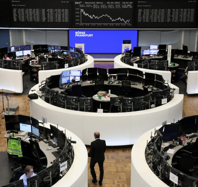 شاشات إلكترونية تعرض حركة تداول الأسهم على مؤشر داكس الألماني ببورصة فرانكفورت يوم الأربعاء . تصوير : رويترز .