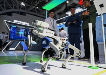 فوتشو 29 أبريل 2025 (شينخوا) في الصورة الملتقطة يوم 28 أبريل 2025، موظف يقوم بتشغيل كلب روبوت في منطقة التجربة لقمة الصين الرقمية الثامنة في مدينة فوتشو، حاضرة مقاطعة فوجيان بجنوب شرقي الصين.
   وبحضور أكثر من 300 مؤسسة مهنية، فتحت قمة الصين الرقمية الثامنة منطقة التجربة لديها أمام الزوار المحترفين يوم الاثنين الماضي، لعرض إنجازات التحول الرقمي في البلاد وسط نمو قوي في القطاع الرقمي.