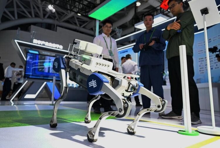 فوتشو 29 أبريل 2025 (شينخوا) في الصورة الملتقطة يوم 28 أبريل 2025، موظف يقوم بتشغيل كلب روبوت في منطقة التجربة لقمة الصين الرقمية الثامنة في مدينة فوتشو، حاضرة مقاطعة فوجيان بجنوب شرقي الصين.
   وبحضور أكثر من 300 مؤسسة مهنية، فتحت قمة الصين الرقمية الثامنة منطقة التجربة لديها أمام الزوار المحترفين يوم الاثنين الماضي، لعرض إنجازات التحول الرقمي في البلاد وسط نمو قوي في القطاع الرقمي.