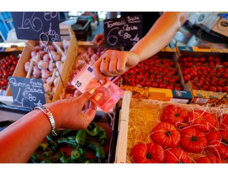 A shopper pays with a ten Euro bank note at a local market in Nice, France, June 7, 2022.  REUTERS/Eric Gaillard